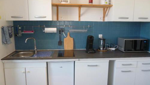 Gentlemen appartement au premier étage à 50 metres de la mer - Photo 2, stove, minibar
