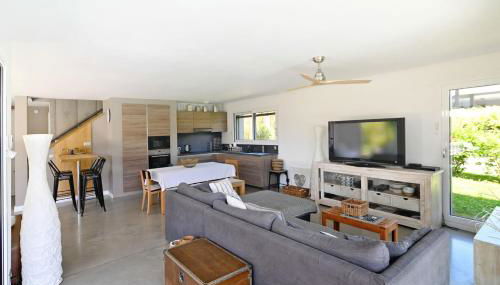 Charming villa with pool lake view 10 minutes from the city center - Photo 3