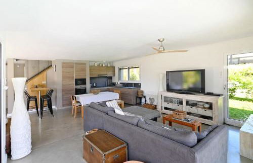 Charming villa with pool lake view 10 minutes from the city center - Photo 3