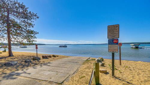 2 Blocks to Boat Ramp Higgins Lake House with Grill - Foto 2