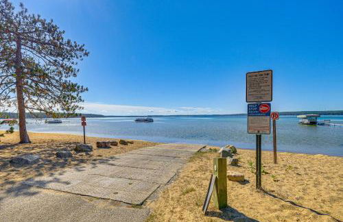 2 Blocks to Boat Ramp Higgins Lake House with Grill - Foto 2