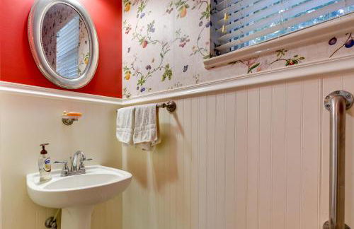 Waterfront Lake Placid Home with Private Dock! - Foto 26