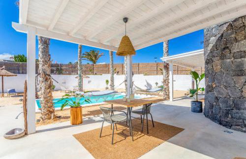 Boutique Beach Villa by Lanzarote Retreats - Private Pool - 1 min walk to Sea Pool - Photo 2