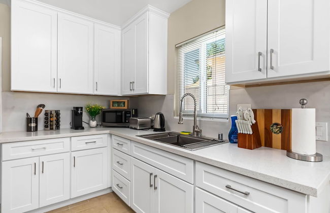 Modern Retreat With Spacious Yard Cozy Interiors - Foto 16