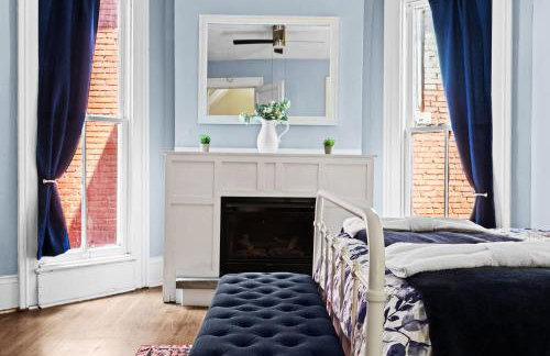 Elegant Manor w Private Yard & Modern Amenities - Foto 56