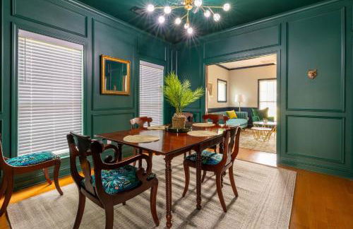 Artsy Downtown Retreat w Hot Tub - Foto 16