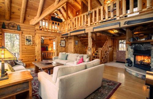 Poconos True Log Cabin with Sauna, Movie Theather, Hot Tub & Fire Pit! - Foto 12