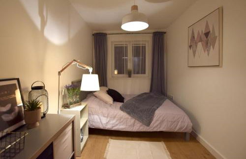 Modern 2 bed Apartment- Town Centre - Photo 12
