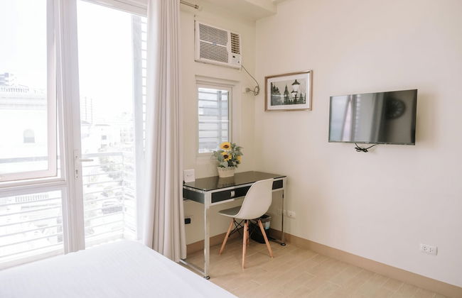 Stunning Cityscape Hideout - Photo 7