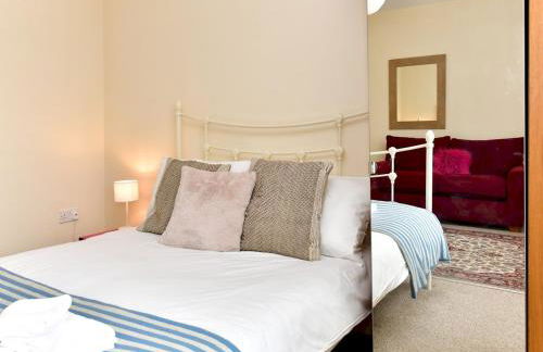 Spacious 4 Bedroom home with Parking Garden - Pass the Keys - Foto 29