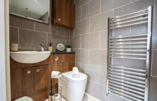 Emirates House, Luxe 5 Bed, with King sized Beds, next to Aiport & NEC, JLR 5 mins - Foto 53