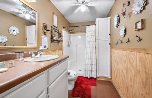 Barndominium with Farm and Firepit near Lake Georgetown - Foto 13