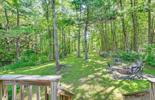 Becket Home with 3-Season Porch Walk to Lake Access - Foto 21