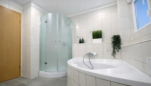 STN Royale Suite - Ferienwohnung mit 4 Schlafzimmer, 8 Big Beds, Parkplatz & Balkon, Highspeed WLAN, Netflix Premium, Zentral zu Audi & Schwarz Gruppe - Foto 3, Shower