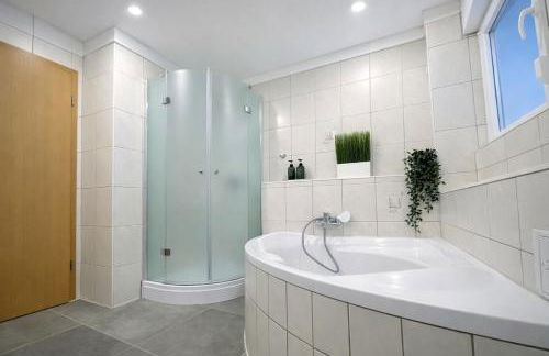 STN Royale Suite - Ferienwohnung mit 4 Schlafzimmer, 8 Big Beds, Parkplatz & Balkon, Highspeed WLAN, Netflix Premium, Zentral zu Audi & Schwarz Gruppe - Foto 3