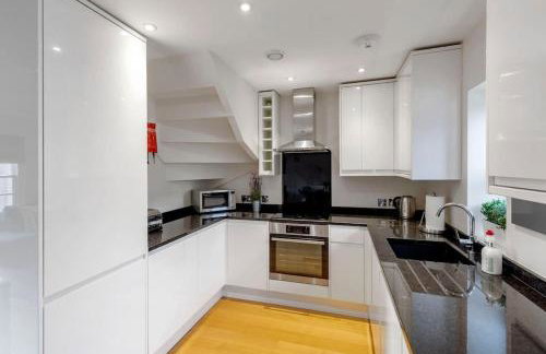 Fantastic 3-bed house with parking - Photo 9