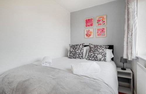 Modern & comfortable 4 bed house - Photo 14