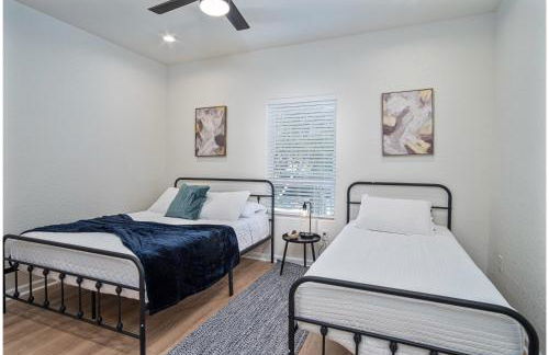 Unwind in Style 4BR2BA Quick Access to Downtown - Foto 30