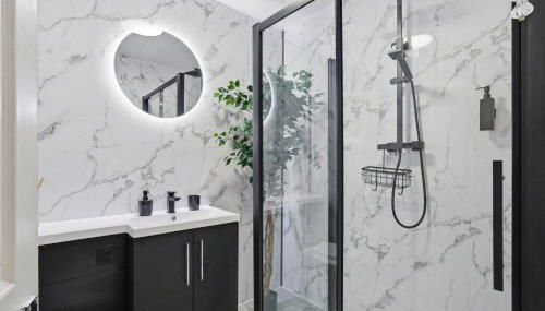 Modern Refurbished 2 Bed House Ideal for Business & Families - Foto 4, Shower