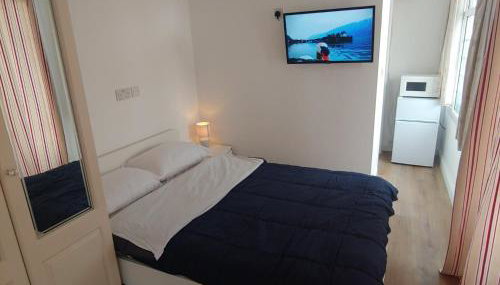 Self Contained, Double Bed Studio, private kitchen, private Bath, Walking distance to Harry Potter - Foto 5