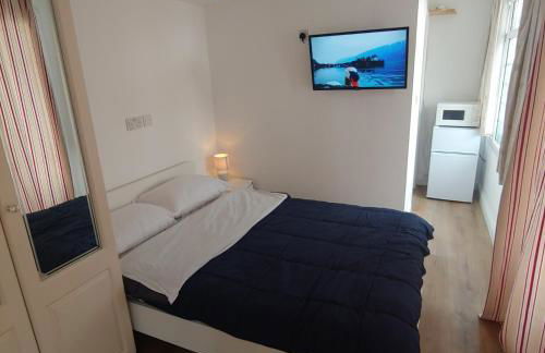 Self Contained, Double Bed Studio, private kitchen, private Bath, Walking distance to Harry Potter - Foto 5