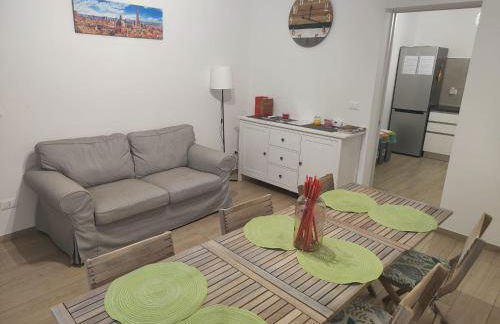 Grigio Perla Panigale, villetta con giardino, 3 camere, parcheggio privato fino 3 posti auto - Un oasi di tranquillità - Vicina all'Aeroporto, Unipol Arena e Fiera - Photo 3