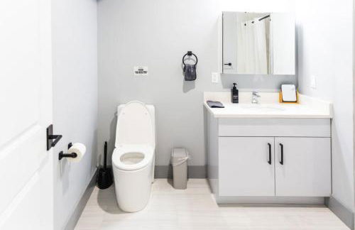 Stylish Two Bedroom Apartment with Free Indoor Parking - Foto 18