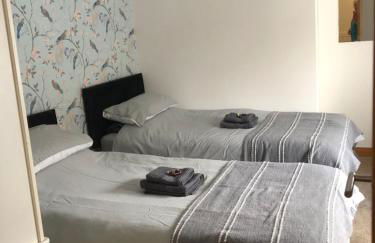 Sweet Caroline at Longton. Great location for Stoke on Trent, The Potteries and Alton Towers. - Foto 5