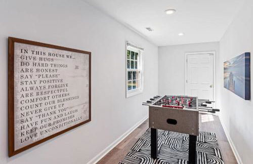 New Renovated 5BD Home with Hot Tub Sauna & Game Rm - Foto 53