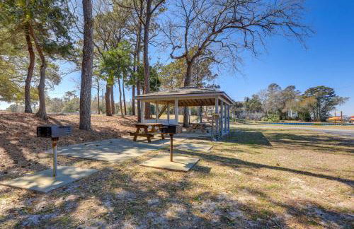 Waterfront Pine Knoll Shores Gem with Boat Dock - Foto 39