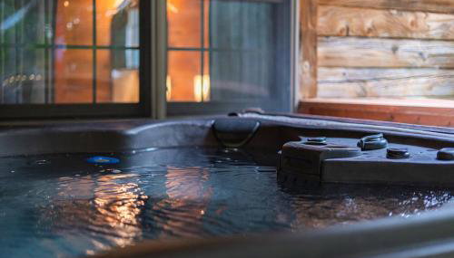 Log Cabin with Hot Tub, Game Room-10 min to NRG - Foto 3