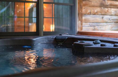 Log Cabin with Hot Tub, Game Room-10 min to NRG - Foto 3