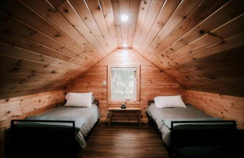 Rustic, Pet Friendly Cabin on the Hudson River, Perfect for a Glamping Weekend in the Adirondacks - Foto 8