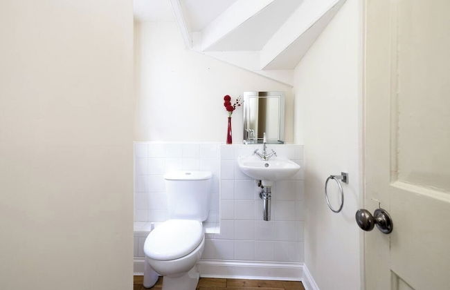 Cute House with Courtyard - Photo 19