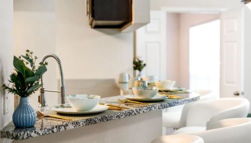 Upscale City Apartment with Pool , Fitness Center - Foto 4