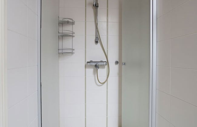 2ndhomes 2BR Penthouse with Balcony and Sauna - Photo 16