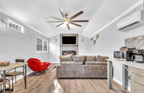 Spacious King Cottage-Mins from Downtown - Photo 1