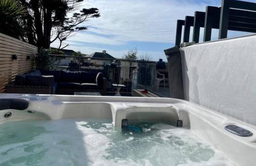 Stunning 4 Bedroom Home with Wild Spa, Gym & Hot Tub - Foto 40