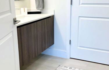 NEW Modern Condo FREE Parking & High Speed Wifi - Foto 33