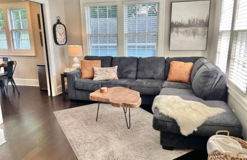 Walk Downtown & River Stylish Cozy Stay w Huge Porch - Foto 2