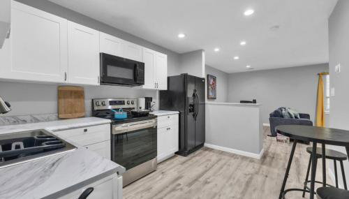 Easygoing 1BR Retreat near Dining and Fun Spots - Foto 2