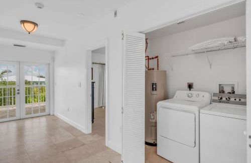 Oceanside Manor- Expansive Waterfront Pool Home, 30' Dock - Foto 29