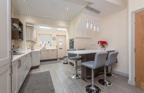 Sleeps 6 4 bedrooms 2 minute walk to the Square Hosted Happy Valley Cast - Photo 13