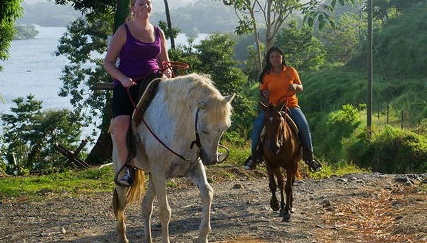 Balade à cheval dans la jungle