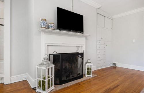 Stylish Mountain Retreat with Sunroom and Pergola - Foto 43