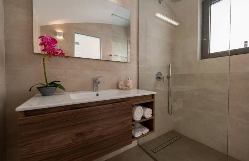 Sun and Sea Apartment - Beachfront, 2 Bedrooms with Sea View & Garden - Photo 41