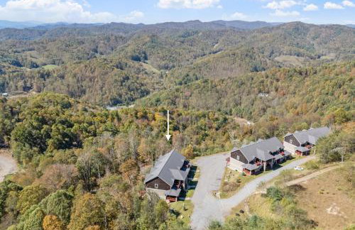 Wolf's Den~Views~Hot Tub~Home Theater~Hatley Ski! - Foto 57