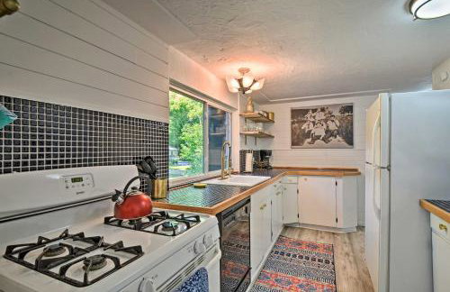 Stylish Dog-Friendly Bungalow Steps to Elk Lake - Foto 9
