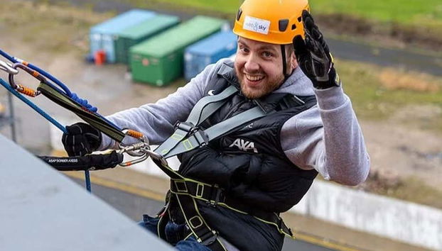 Un chico a punto de comenzar el rápel en Anfield