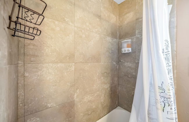 Longer Stay for Travelers Blocks from Hospital and Downtown Security Gates - Foto 41